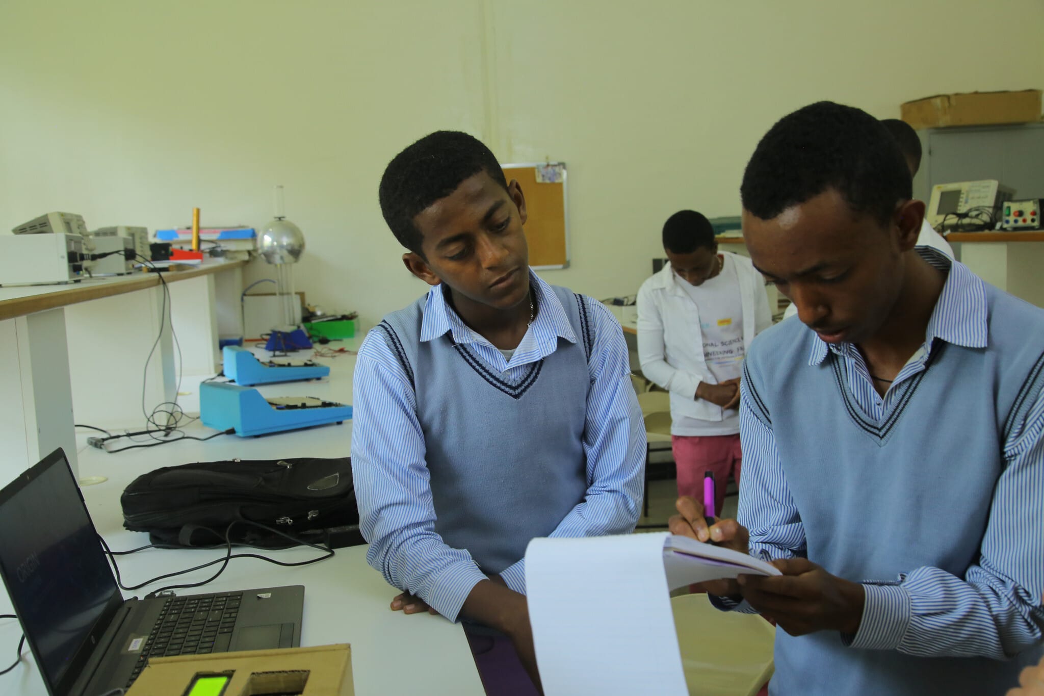 דאגים יננה ומנוס שימליו, ממציאי &quot;מד המוצא&quot;, במרכז STEMpower בפוקה שבבישופטו, אתיופיה, יולי 2023 (צילום: באדיבות STEMpower)
