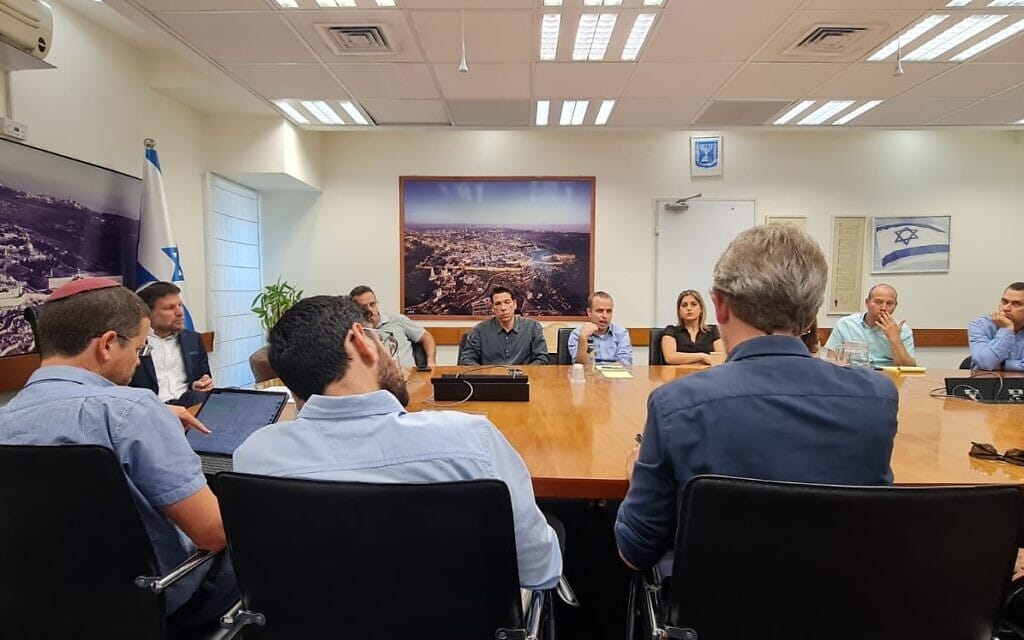 שר האוצר בצלאל סמוטריץ' בפגישה עם פורום מחוללי תחרות פיננסית בראשות הח"כ לשעבר רועי פולקמן. ירושלים, 9 באוגוסט 2023 (צילום: דוברות משרד האוצר) שר האוצר בצלאל סמוטריץ' בפגישה עם פורום מחוללי תחרות פיננסית בראשות הח"כ לשעבר רועי פולקמן. ירושלים, 9 באוגוסט 2023 (צילום: דוברות משרד האוצר)