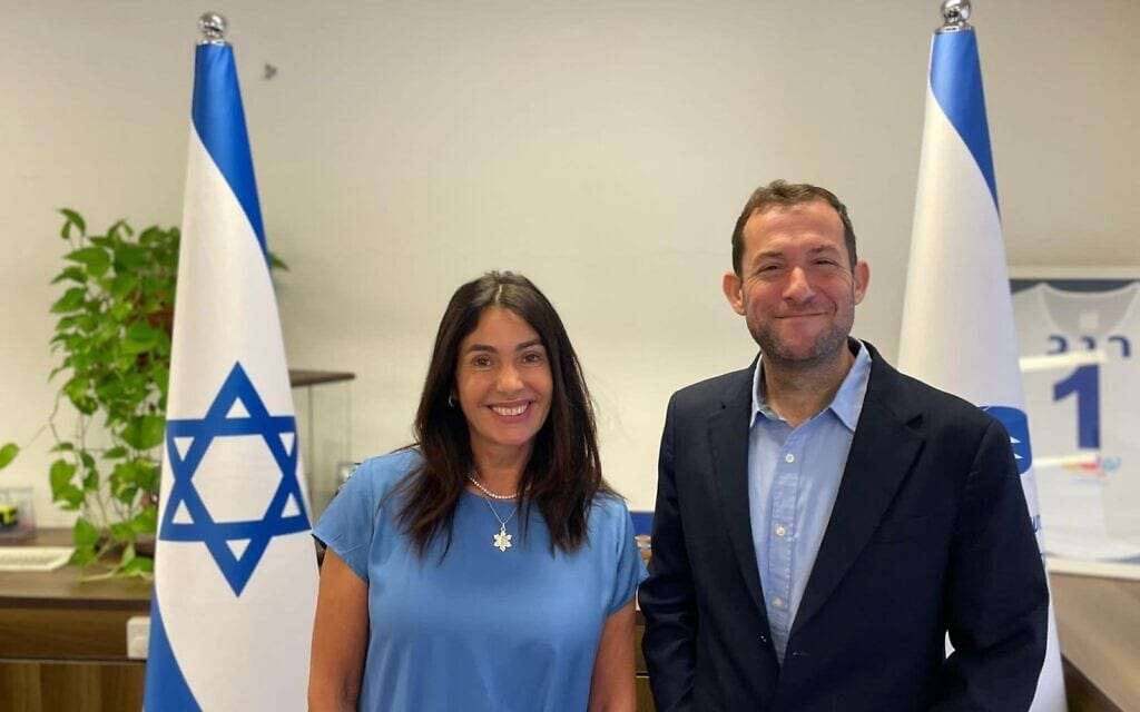 שרת התחבורה מירי רגב וראש מועצת שומרון יוסי דגן. 9 באוגוסט 2023 (צילום: דוברות משרד התחבורה) שרת התחבורה מירי רגב וראש מועצת שומרון יוסי דגן. 9 באוגוסט 2023 (צילום: דוברות משרד התחבורה)