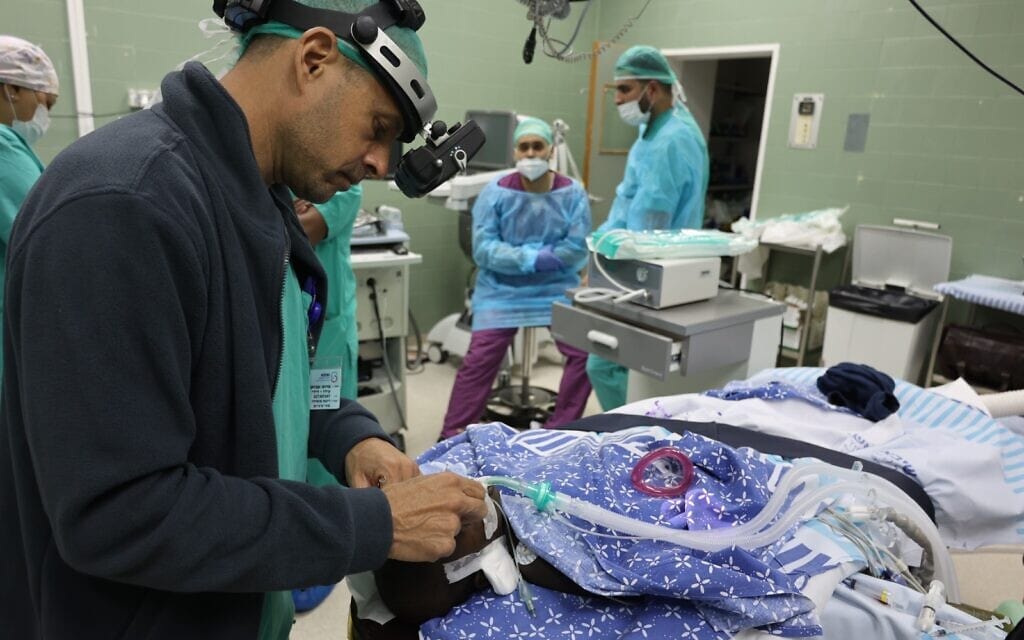 פרופ' עידו דידי פביאן מבצע ניתוח בחולה רטינובלסטומה (צילום: המרכז הרפואי שיבא תל השומר)