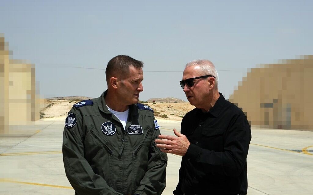 השר יואב גלנט משוחח עם מפקד חיל האוויר תומר בר, 15 באוגוסט 2023 (צילום: אריאל חרמוני, משרד הביטחון)