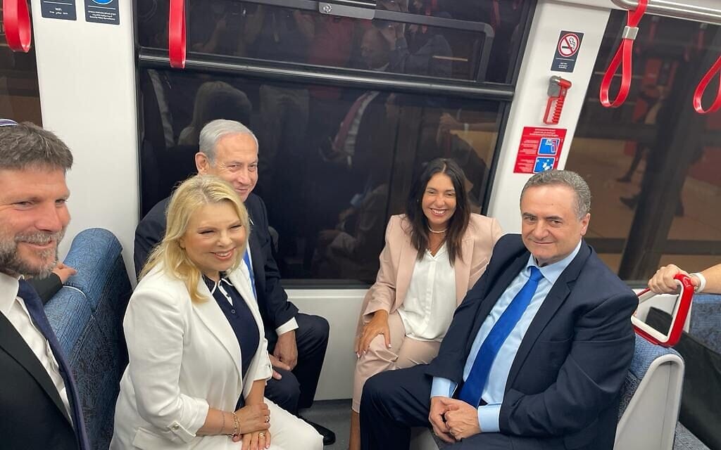 ראש הממשלה בנימין נתניהו, רעייתו שרה נתניהו, שרת התחבורה מירי רגב, שר התחבורה לשעבר ישראל כ"ץ ושר האוצר בצלאל סמוטריץ' נוסעים ברכבת הקלה של גוש דן, 17 באוגוסט 2023 ראש הממשלה בנימין נתניהו, רעייתו שרה נתניהו, שרת התחבורה מירי רגב, שר התחבורה לשעבר ישראל כ"ץ ושר האוצר בצלאל סמוטריץ' נוסעים ברכבת הקלה של גוש דן, 17 באוגוסט 2023