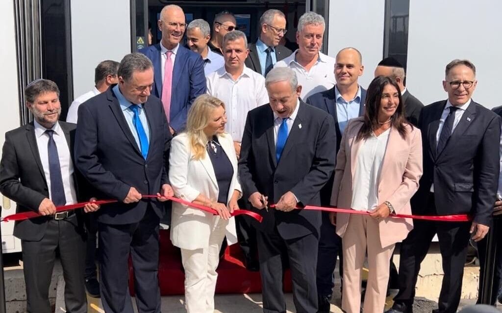 ראש הממשלה בנימין נתניהו גוזר את הסרט במרכז התפעול של הרכבת הקלה, כשלצידו רעייתו שרה נתניהו, שרת התחבורה מירי רגב, שר התחבורה לשעבר ישראל כ"ץ, שר האוצר בצלאל סמוטריץ', מנכ"ל משרד ראש הממשלה יוסי שלי וראש הסגל של משרד ראש הממשלה צחי ברוורמן, 17 באוגוסט 2023 ראש הממשלה בנימין נתניהו גוזר את הסרט במרכז התפעול של הרכבת הקלה, כשלצידו רעייתו שרה נתניהו, שרת התחבורה מירי רגב, שר התחבורה לשעבר ישראל כ"ץ, שר האוצר בצלאל סמוטריץ', מנכ"ל משרד ראש הממשלה יוסי שלי וראש הסגל של משרד ראש הממשלה צחי ברוורמן, 17 באוגוסט 2023