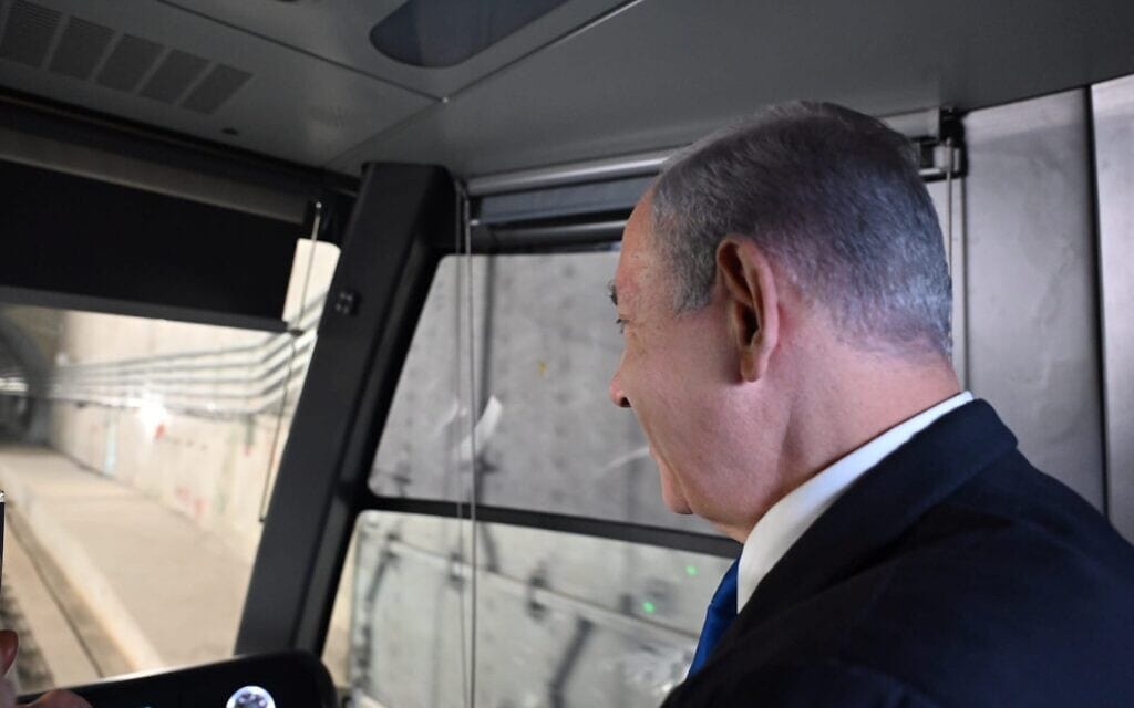 ראש הממשלה בנימין נתניהו בנסיעה של הרכבת הקלה של גוש דן, 17 באוגוסט 2023 (צילום: קובי גדעון/לע"מ) ראש הממשלה בנימין נתניהו בנסיעה של הרכבת הקלה של גוש דן, 17 באוגוסט 2023 (צילום: קובי גדעון/לע"מ)
