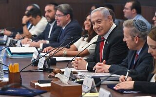 ראש הממשלה בנימין נתניהו מחייך בישיבת הממשלה, 20 באוגוסט 2023 (צילום: קובי גדעון / לע״מ) ראש הממשלה בנימין נתניהו מחייך בישיבת הממשלה, 20 באוגוסט 2023 (צילום: קובי גדעון / לע״מ)