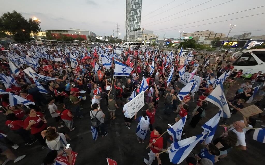 מפגינים נגד הדרת נשים לקראת הצעדה לבני ברק. רמת גן, 24 באוגוסט 2023 (צילום: רוני שפירא / מחאת קפלן) מפגינים נגד הדרת נשים לקראת הצעדה לבני ברק. רמת גן, 24 באוגוסט 2023 (צילום: רוני שפירא / מחאת קפלן)