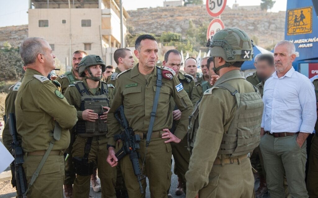 הרמטכ"ל הרצי הלוי בזירת הפיגוע בדרום הר חברון. 21 באוגוסט 2023 (צילום: דובר צה"ל) הרמטכ"ל הרצי הלוי בזירת הפיגוע בדרום הר חברון. 21 באוגוסט 2023 (צילום: דובר צה"ל)
