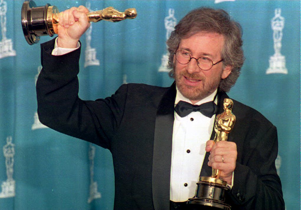 הבמאי סטיבן ספילברג מחזיק את שני פרסי האוסקר עבור &quot;רשימת שינדלר&quot;, מרץ 1994 (צילום: DAN GROSHONG / AFP)