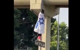 דמות "אנרכיסט" תלויה מגשר, צילום מסך מסרטון שעלה בטוויטר דמות "אנרכיסט" תלויה מגשר, צילום מסך מסרטון שעלה בטוויטר