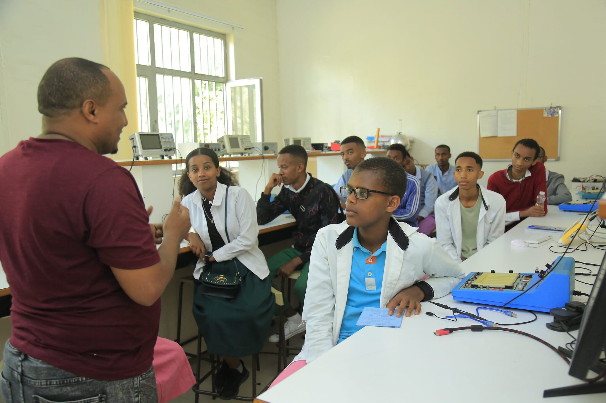 איוב אייצ&#039;ו טפרה, ראש מרכז STEMpower בשכונת פוקה שבבישופטו, מדבר עם תלמידים, יולי 2023 (צילום: באדיבות STEMpower)