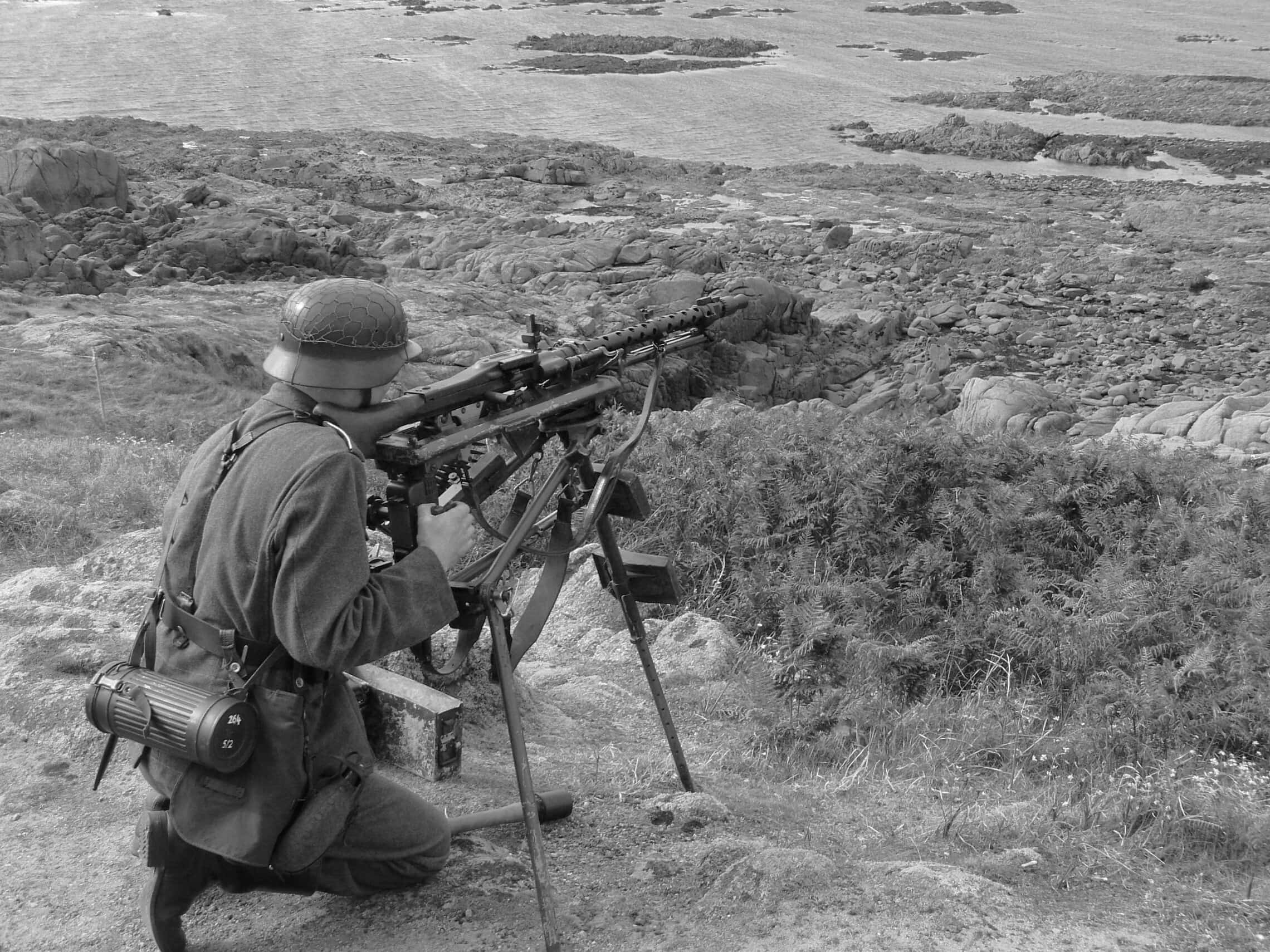 אילוסטרציה: חייל גרמני שומר על החומה האטלנטית באיי התעלה בתקופת מלחמת העולם השנייה