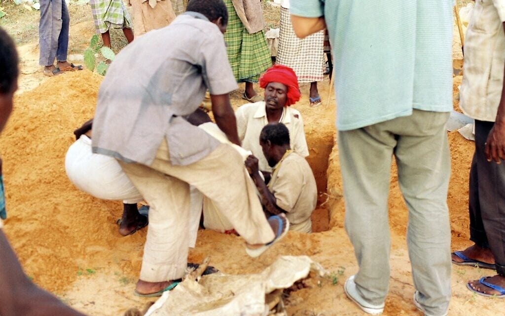 אב קובר את בתו הצעירה בסומליה 1992-3 (צילום: חנני רפופורט)
