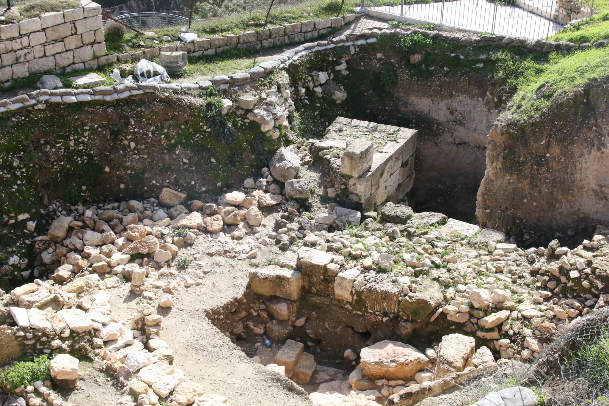 חלקים מחומת ושער האיסיים שהתגלו בהר ציון (צילום: שמואל בר־עם)