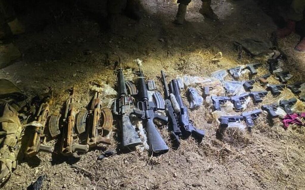 כלי נשק שנתפסו במהלך סיכול הברחת אמל&quot;ח דרך הגבול עם ירדן, אפריל 2023 (צילום: דובר צה&quot;ל)