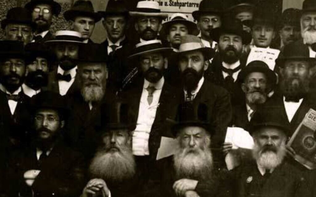 הרב יצחק יעקב ריינס (שני מימין) עם נציגי תנועת המזרחי (צילום: מתוך "אישי רחוב")