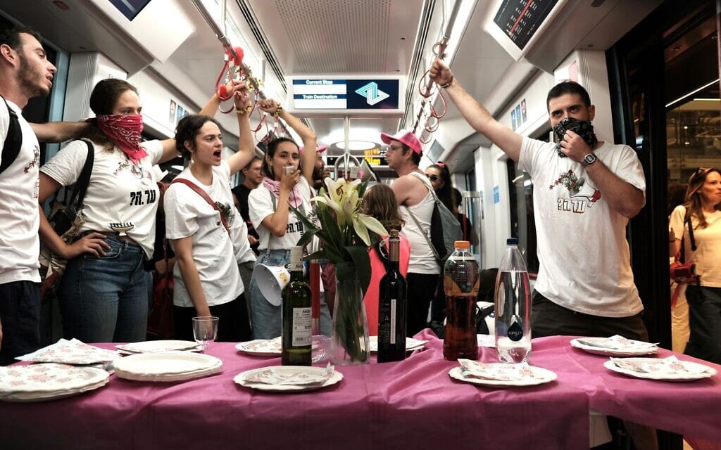 קבלת שבת של מפגינים נגד המהפכה המשפטית ברכבת הקלה בת"א, 25 באוגוסט 2023 (צילום: מחאת קפלן) קבלת שבת של מפגינים נגד המהפכה המשפטית ברכבת הקלה בת"א, 25 באוגוסט 2023 (צילום: מחאת קפלן)