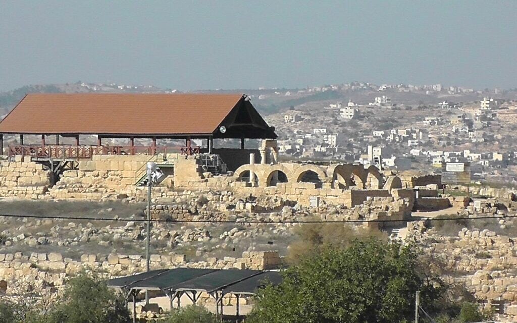 בית הכנסת בסוסיא על רקע הכפר יטא (צילום: שלום עכשיו) בית הכנסת בסוסיא על רקע הכפר יטא (צילום: שלום עכשיו)