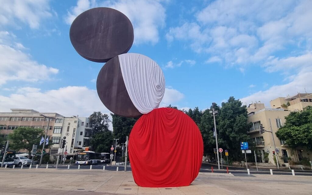 מיצג מחאה נגד הדרת נשים שהקים ארגון "בונות אלטרנטיבה" בת"א, 22 באוגוסט 2023 (צילום: גלית סבג, "בונות אלטרנטיבה") מיצג מחאה נגד הדרת נשים שהקים ארגון "בונות אלטרנטיבה" בת"א, 22 באוגוסט 2023 (צילום: גלית סבג, "בונות אלטרנטיבה")