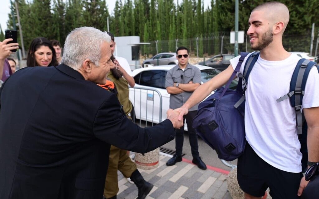 יו"ר האופוזיציה יאיר לפיד נפגש עם מתגייסים בלשכת הגיוס, 15 לאוגוסט 2023 (צילום: תומר נויברג) יו"ר האופוזיציה יאיר לפיד נפגש עם מתגייסים בלשכת הגיוס, 15 לאוגוסט 2023 (צילום: תומר נויברג)