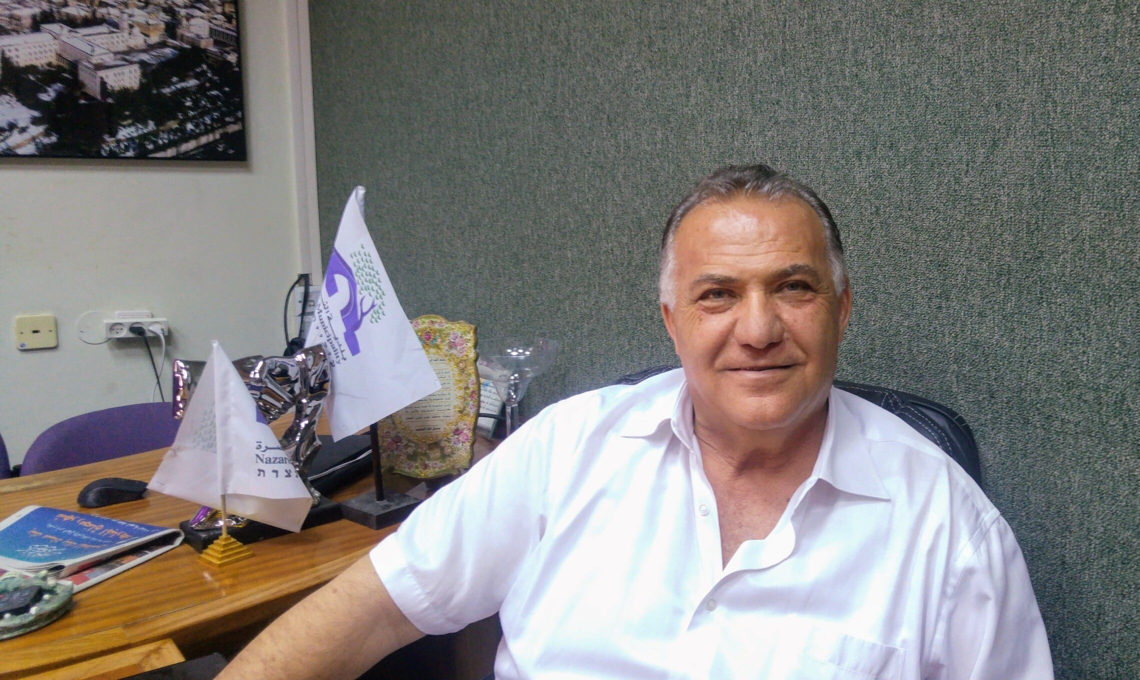 עלי סלאם, ראש עיריית נצרת בלשכתו בעיר, יוני 2017 (צילום: Laliv gal, ויקיפדיה)