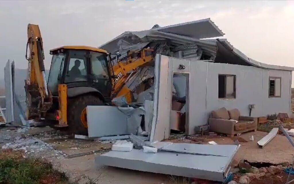 פינוי מאחז לא חוקי, סמוך להתנחלות כוכב השחר. 14 באוגוסט 2023 (צילום: טוויטר, שימוש לפי סעיף 27א לחוק זכויות יוצרים) פינוי מאחז לא חוקי, סמוך להתנחלות כוכב השחר. 14 באוגוסט 2023 (צילום: טוויטר, שימוש לפי סעיף 27א לחוק זכויות יוצרים)