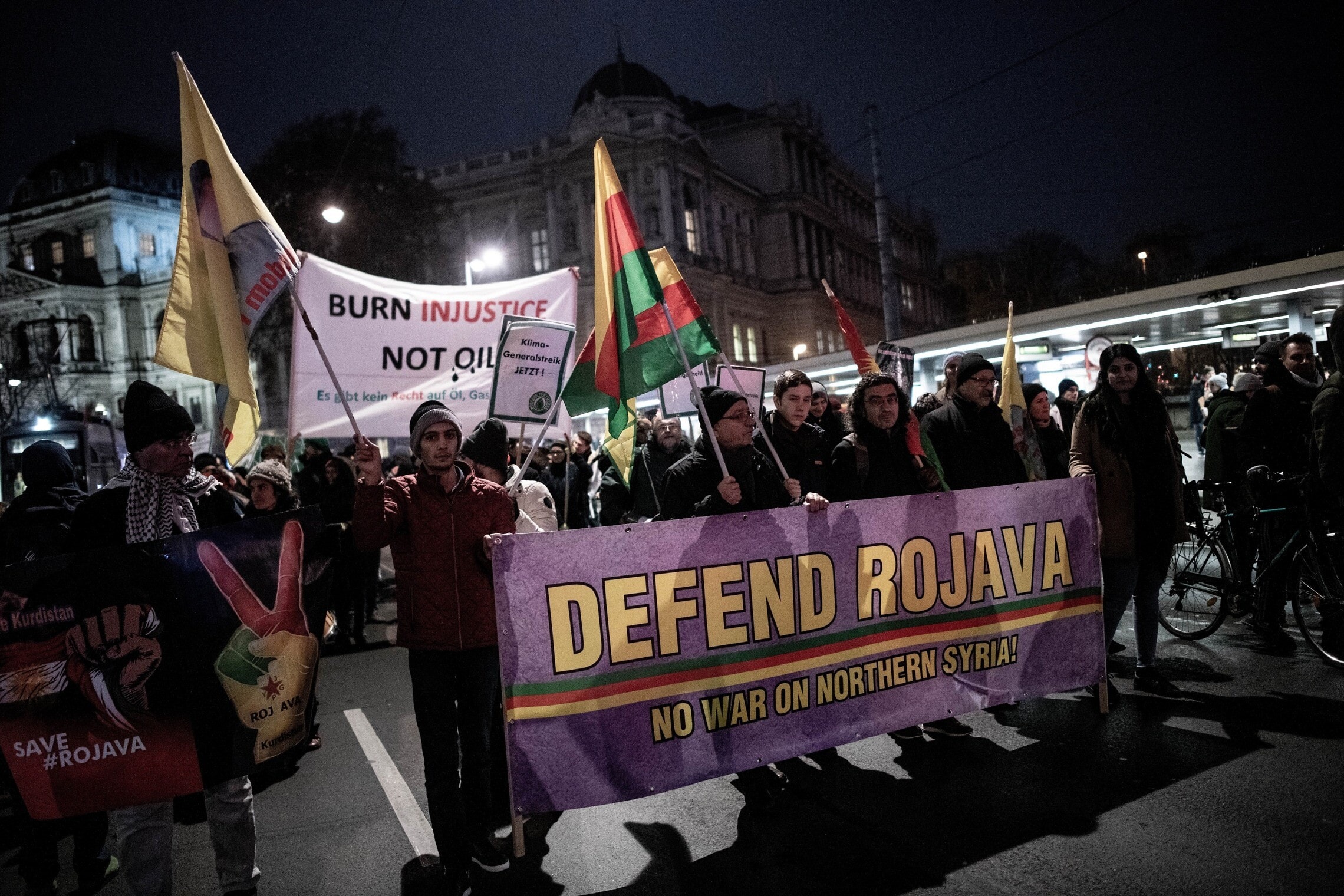 אקטיביסטים פרו־כורדים מפגינים להצלת רוג&#039;בה מהכיבוש הטורקי. וינה, 5 בדצמבר 2019 (צילום: גילעד שדה)