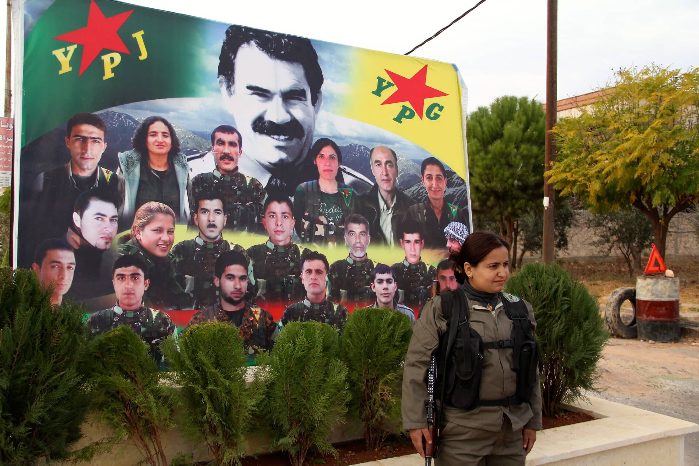 שלט חוצות לזכר ההרוגים הכורדים מעפרין (צילום: D.M.M/Ronak Press)