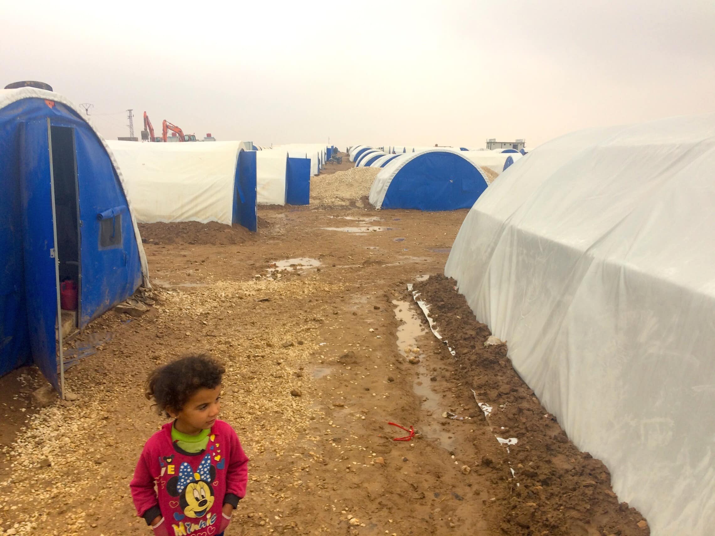 ילדה במחנה פליטים בצפון מזרח סוריה (צילום: Karlos Zurutuza/Ronak Press)