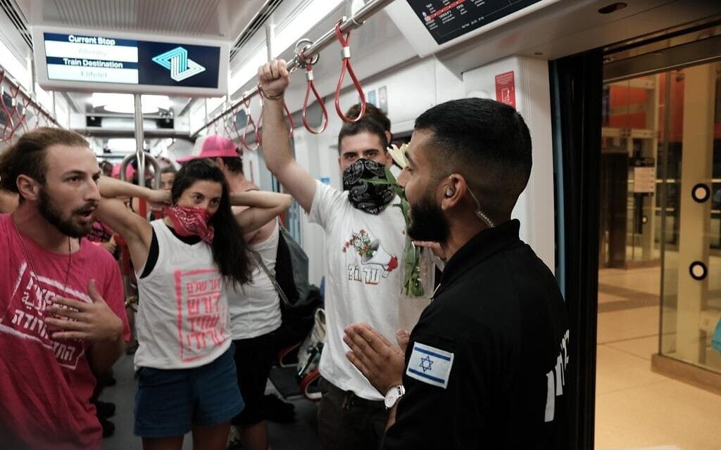 קבלת שבת שפעילי המחעה ערכו ברכבת הקלה בת"א, 25 באוגוסט 2023 (צילום: כוח קפלן) קבלת שבת שפעילי המחעה ערכו ברכבת הקלה בת"א, 25 באוגוסט 2023 (צילום: כוח קפלן)