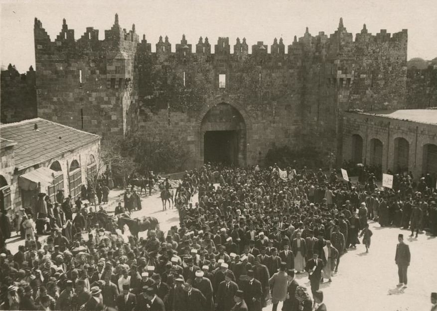 ערבים פלסטינים מתאספים בשער שכם בירושלים להפגנה אנטי־ציונית, 8 במרץ 1920 (צילום: רשות הציבור)