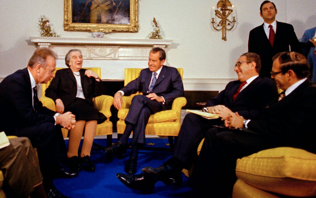 ביקורה של גולדה מאיר בחדר הסגלגל בבית הלבן, מימין: שמחה דיניץ, הנרי קיסינג'ר, הנשיא ריצ'רד ניקסון, מאיר ויצחק רבין. 1 במרץ 1973 (צילום: AP Photo)