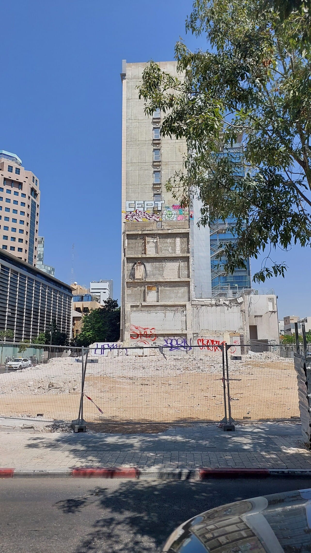 אתר בנייה ברחוב הרצל בתל אביב. אוגוסט 2023