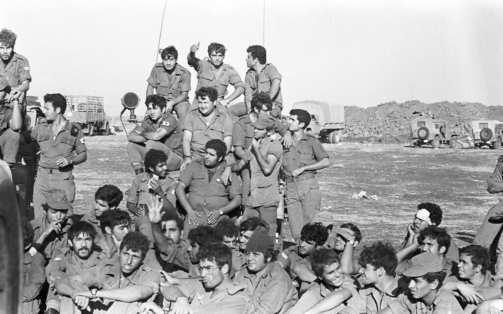 קבוצת חיילים בחטיבה שבע בצפון במהלך מלחמת יום הכיפורים (צילום: טום היימן, ארכיון צה"ל ומשר הביטחון)