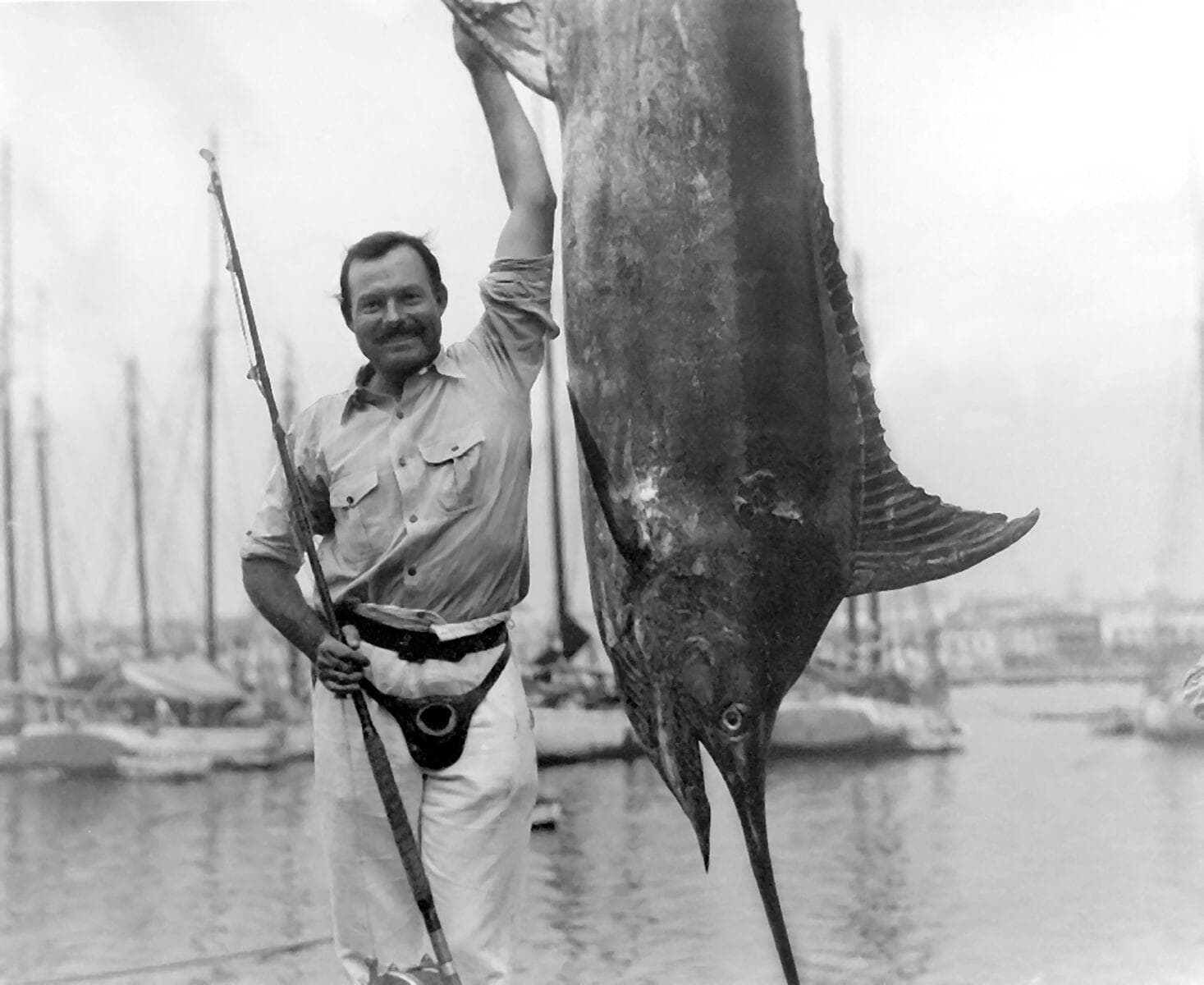 הסופר ארנסט המינגוויי מציג את דג החרב שלכד בקובה, 1934 (צילום: Alpha Historica / Alamy Stock Photo)