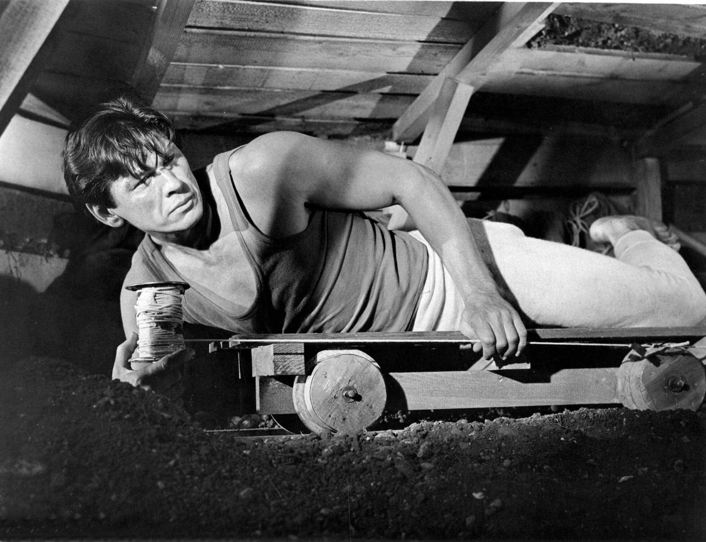 צ&#039;רלס ברונסון בסצנת הבריחה בסרט &quot;הבריחה הגדולה&quot; מ-1963 (צילום: Collection Christophel / Alamy)