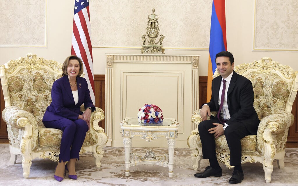 יו&quot;ר הפרלמנט הארמני אלן סימוניאן מארח את יו&quot;ר בית הנבחרים האמריקאי ננסי פלוסי, 18 בספטמבר 2022 (צילום: Press service of Armenian National Assembly / AFP)