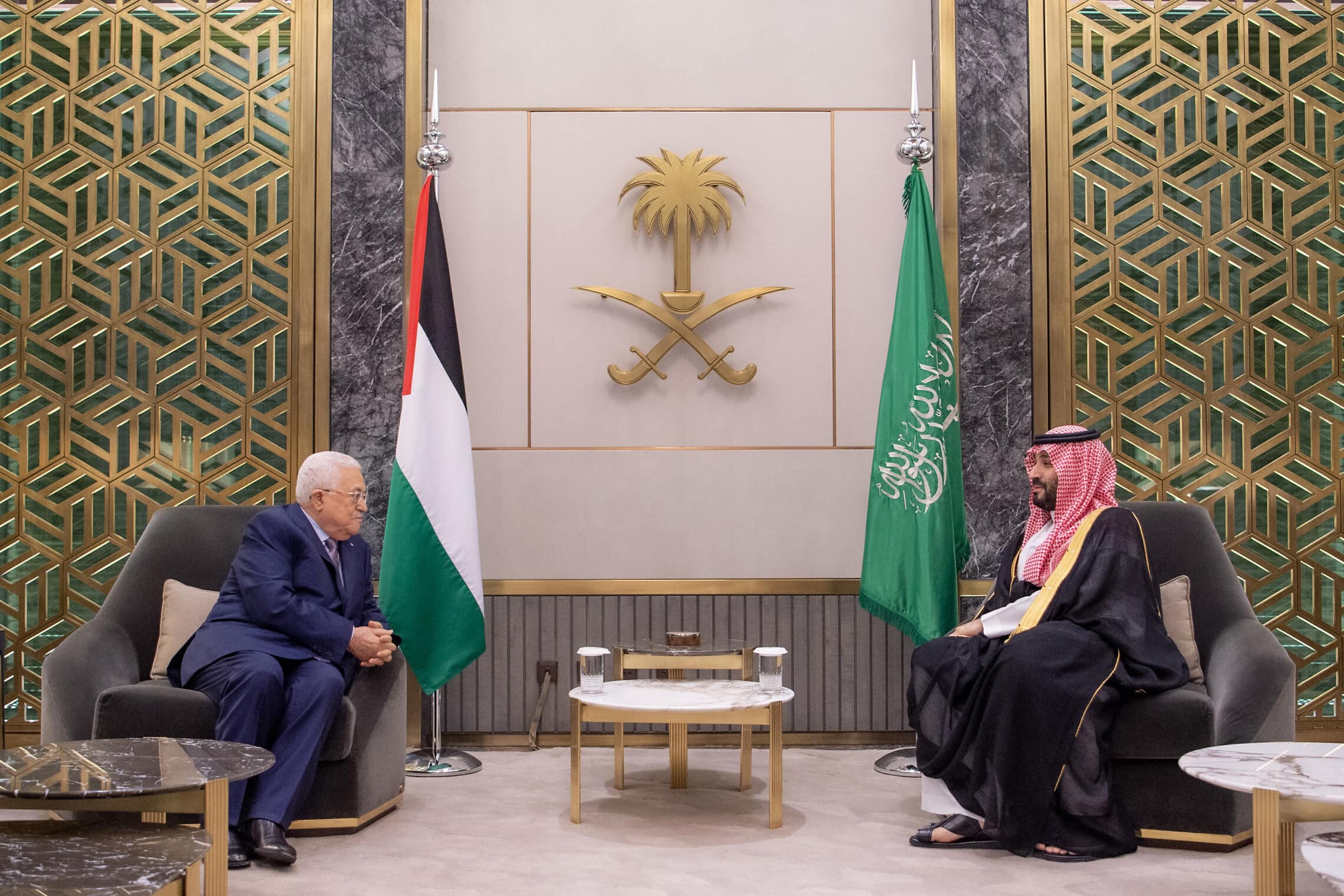 יורש העצר הסעודי מוחמד בן סלמאן מארח את ראש הרשות הפלסטינית מחמוד עבאס (אבו מאזן) בג&#039;דה, ערב הסעודית, 19 באפריל 2023 (צילום: BANDAR AL-JALOUD / Saudi Royal Palace / AFP)