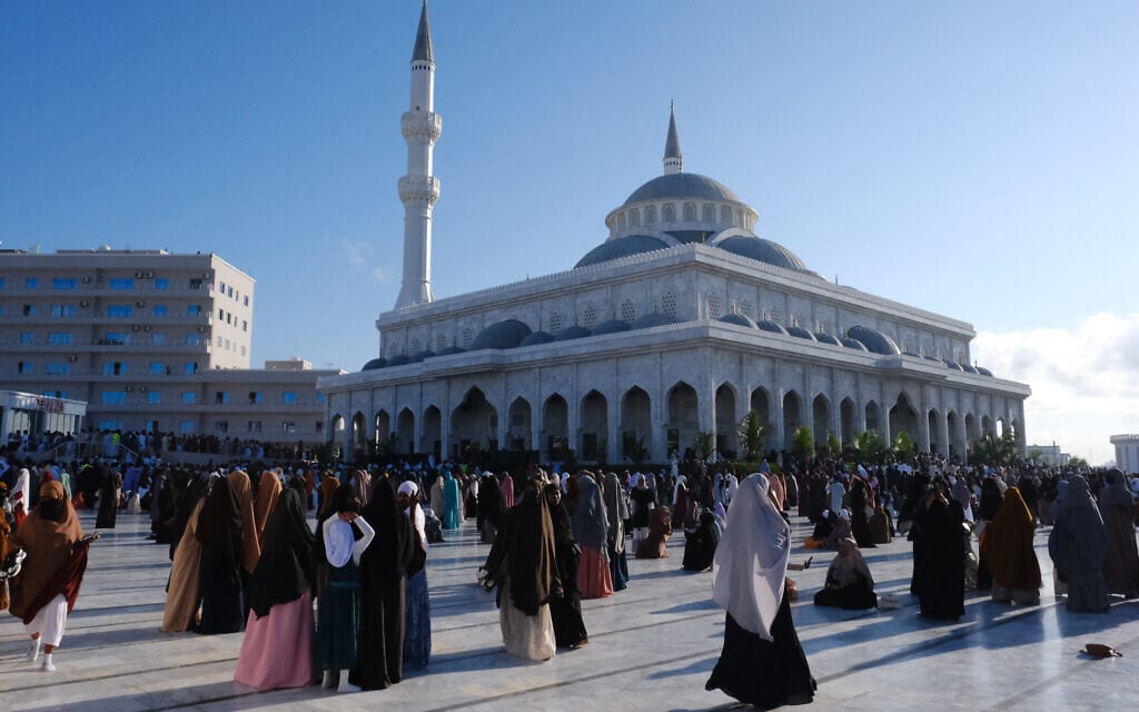 מתפללים מוסלמים במסגד שייח' עלי ג'מאלה במוגדישו, סומליה, 21 באפריל 2023 (צילום: Hassan Ali ELMI / AFP)