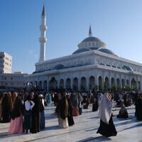 מתפללים מוסלמים במסגד שייח' עלי ג'מאלה במוגדישו, סומליה, 21 באפריל 2023