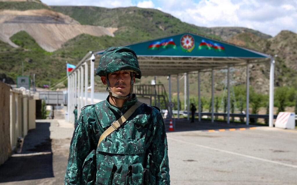 חייל אזרי במחסום שאזרבייג'ן הציבה בכניסה למסדרון לאצ'ין, 2 במאי 2023 (צילום: Tofik BABAYEV / AFP)