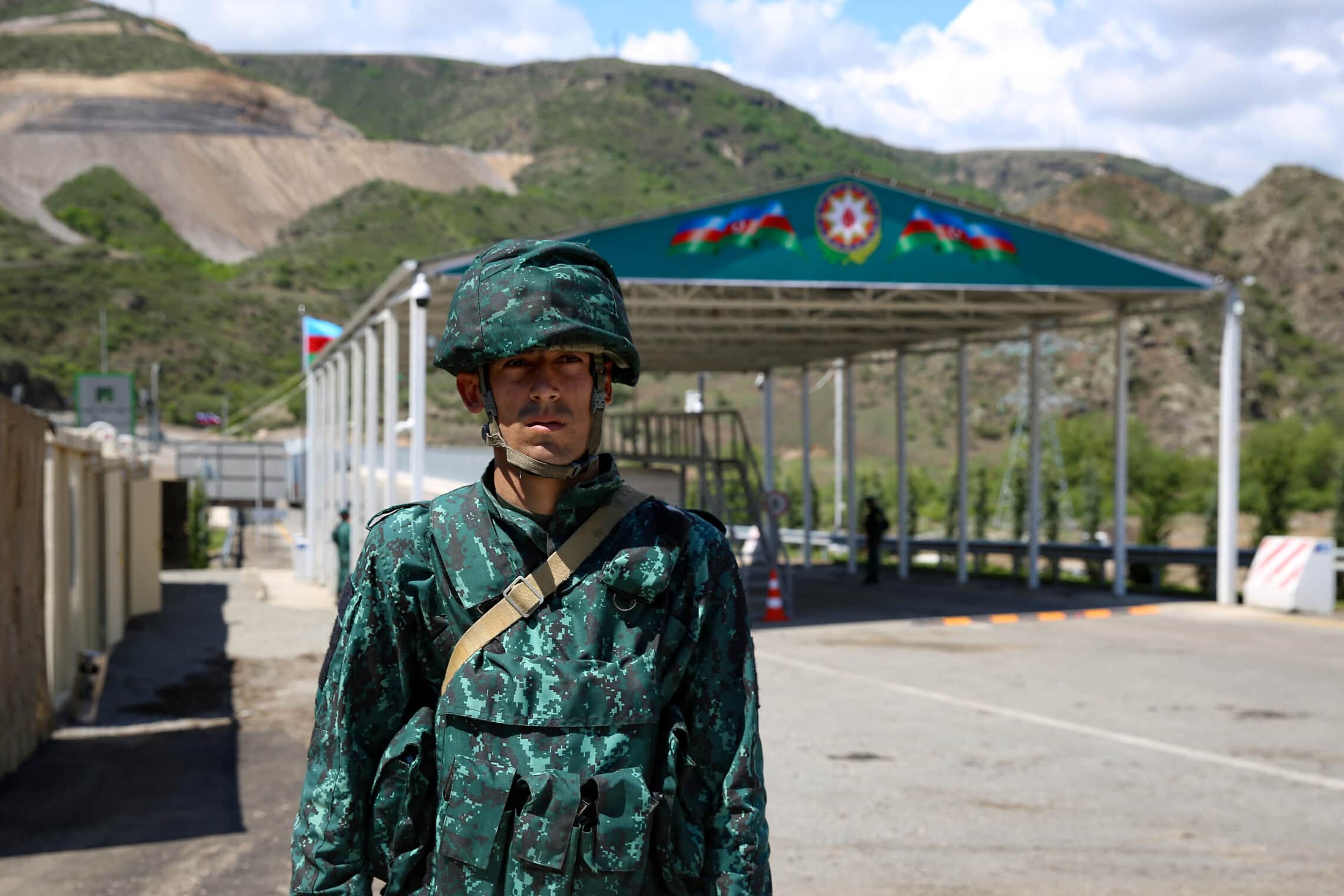 חייל אזרי במחסום שאזרבייג'ן הציבה בכניסה למסדרון לאצ'ין, 2 במאי 2023 (צילום: Tofik BABAYEV / AFP)