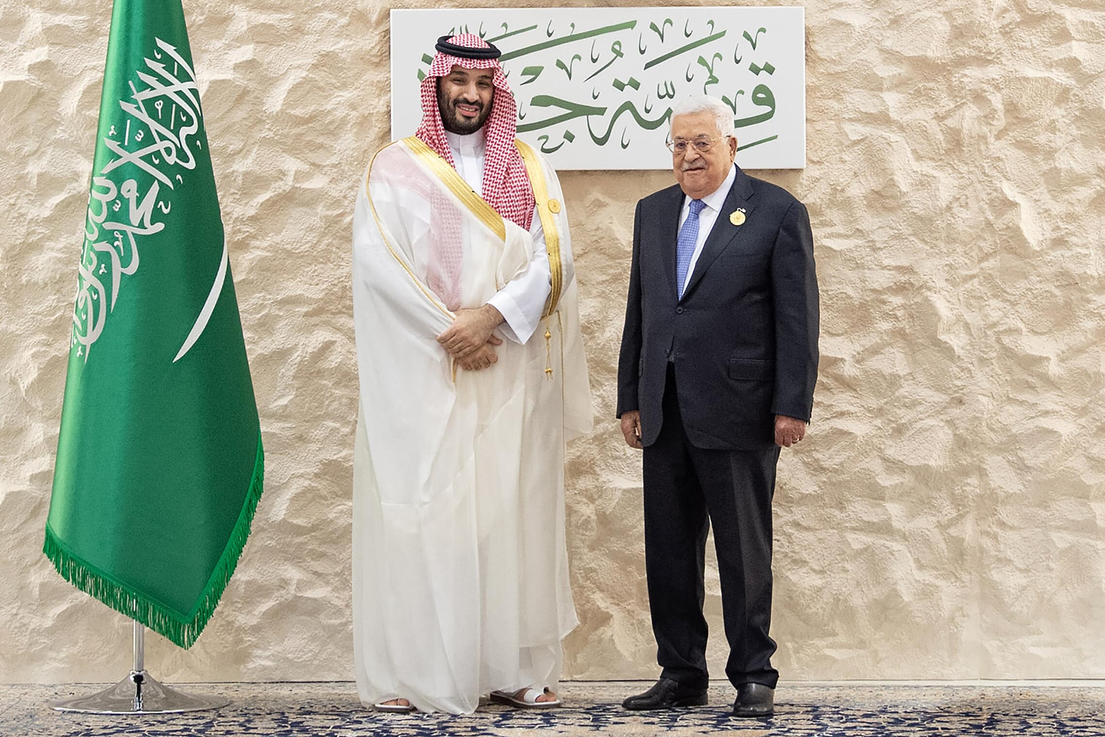 יורש העצר הסעודי מוחמד בן סלמאן עם יו&quot;ר הרשות הפלסטינית מחמוד עבאס, 19 במאי 2023 (צילום: Bandar AL-JALOUD / Saudi Royal Palace / AFP)