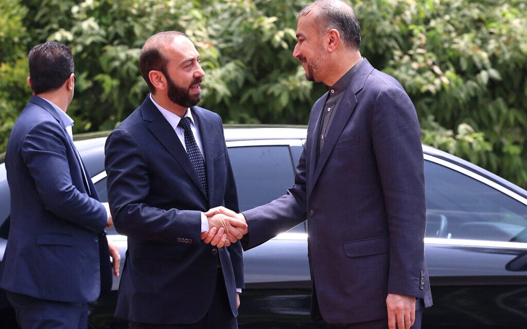 שר החוץ של איראן חוסיין אמיר עבדולחיאן מקבל את פניו של שר החוץ הארמני אררט מירצויאן בטהרן, 24 ביולי 2023 (צילום: ATTA KENARE / AFP)