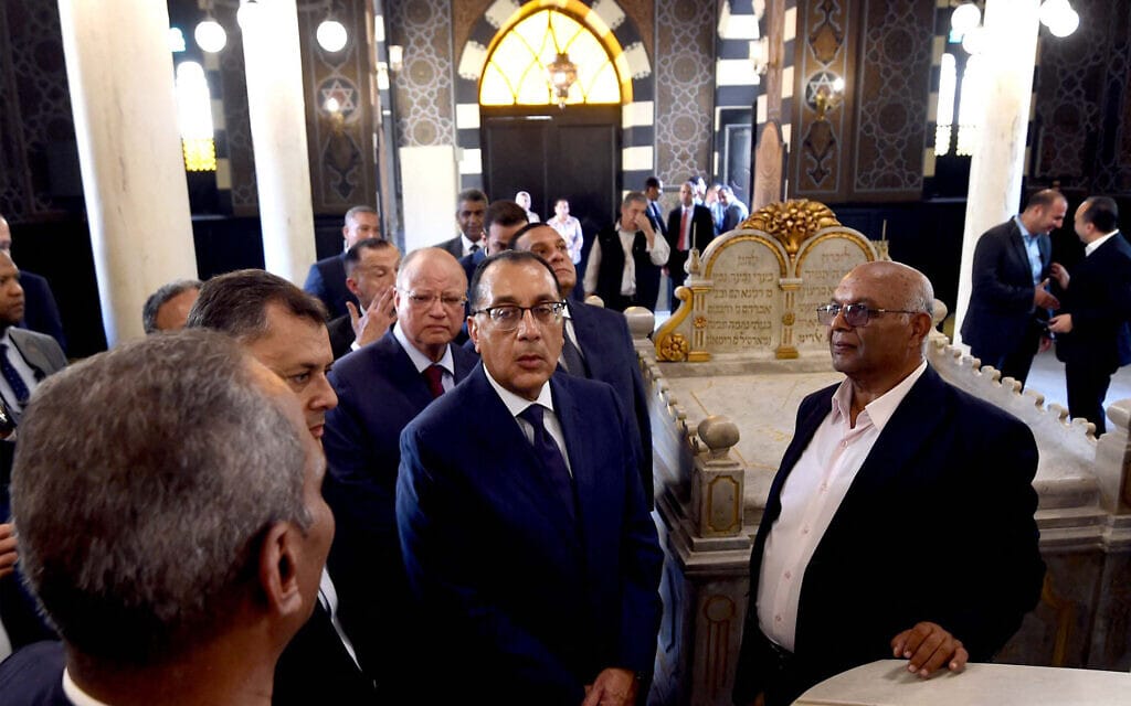 ראש ממשלת מצרים מוסטפא מדבולי בבית הכנסת אבן-עזרא בקהיר עם פתיחתו מחדש, 31 באוגוסט 2023 (צילום: Egypt&#039;s Prime Minister Office / AFP)