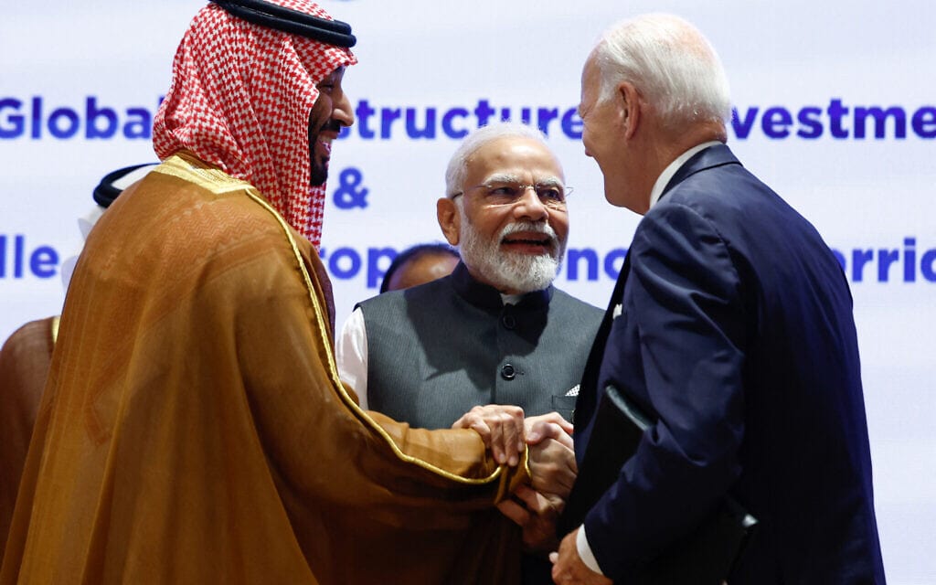 ראש ממשלת הודו נרנדרה מודי, נשיא ארה"ב ג'ו ביידן ויורש העצר הסעודי מוחמד בן סלמאן מחזיקים ידיים לפני פסגת G20 בניו דלהי, 9 בספטמבר 2023 (צילום: EVELYN HOCKSTEIN / POOL / AFP))