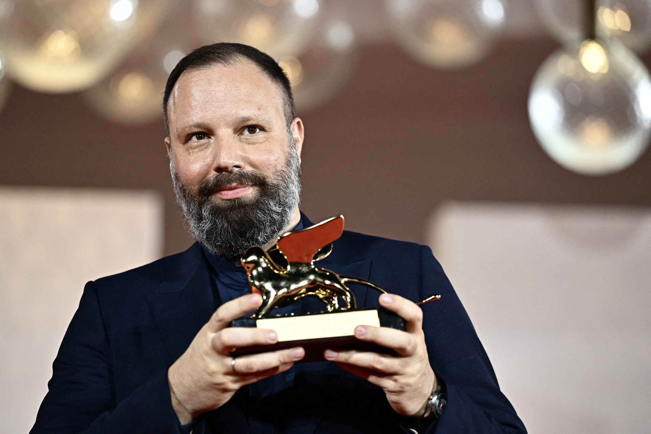 הבמאי יורגוס לנתימוס מקבל את פרס &quot;אריה הזהב&quot; של פסטיבל ונציה עבור סרטו &quot;מסכנים שכאלה&quot;, 9 בספטמבר 2023 (צילום: GABRIEL BOUYS / AFP)
