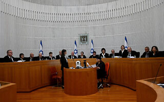הרכב של כל שופטי בית המשפט העליון דן בעתירות נגד חוק הסבירות. מימין: רות רונן, חאלד כבוב, אלכס שטיין, יעל וילנר, דוד מינץ, דפנה ברק-ארז, יצחק עמית, אסתר חיות, עוזי פוגלמן, נעם סולברג, ענת ברון, יוסף אלרון, עופר גרוסקופף, גילה כנפי-שטייניץ ויחיאל כשר, 12 בספטמבר 2023 (צילום: DEBBIE HILL / POOL / AFP) הרכב של כל שופטי בית המשפט העליון דן בעתירות נגד חוק הסבירות. מימין: רות רונן, חאלד כבוב, אלכס שטיין, יעל וילנר, דוד מינץ, דפנה ברק-ארז, יצחק עמית, אסתר חיות, עוזי פוגלמן, נעם סולברג, ענת ברון, יוסף אלרון, עופר גרוסקופף, גילה כנפי-שטייניץ ויחיאל כשר, 12 בספטמבר 2023 (צילום: DEBBIE HILL / POOL / AFP)