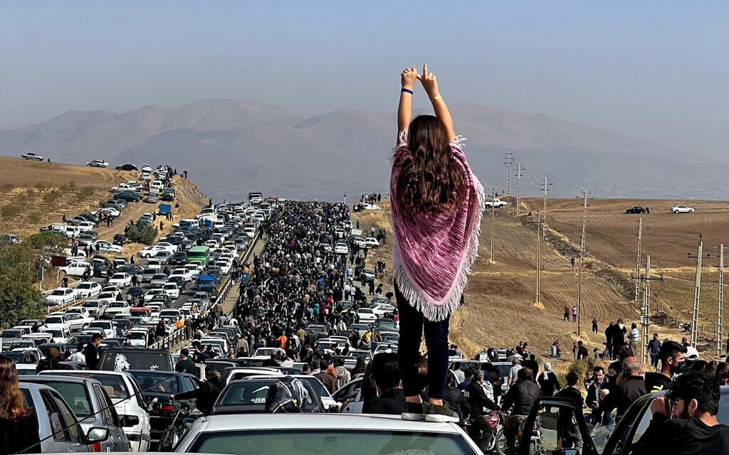 מחאה באיראן בעקבות מותה של מהסה אמיני, אוקטובר 2022 (צילום: שימוש לפי סעיף 27א לחוק זכויות יוצרים, מטוויטר)