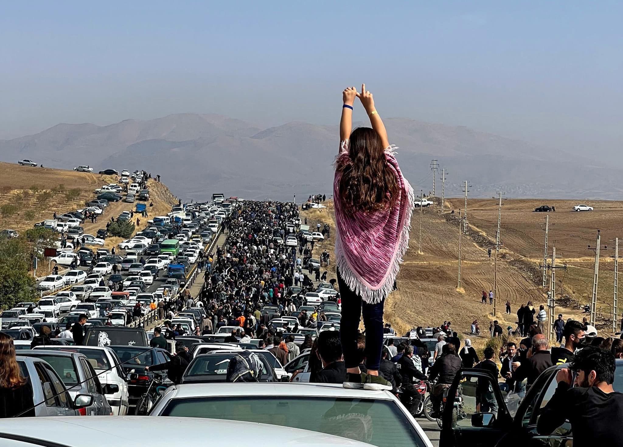 מחאה באיראן בעקבות מותה של מהסה אמיני, אוקטובר 2022 (צילום: שימוש לפי סעיף 27א לחוק זכויות יוצרים, מטוויטר)