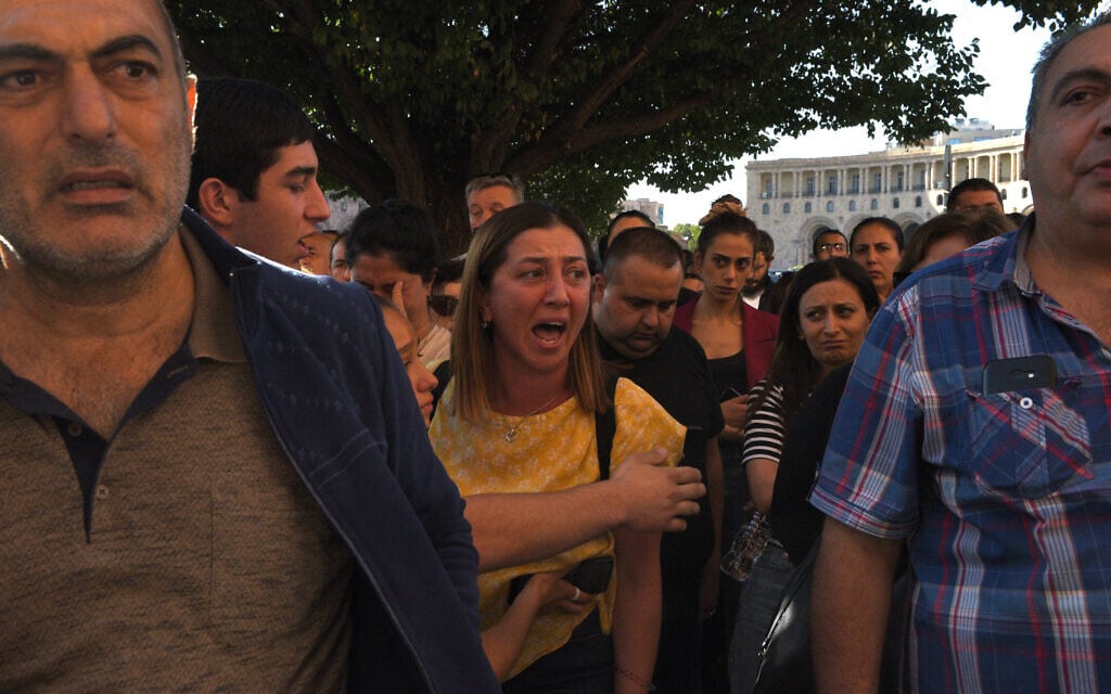 אזרחים ארמנים מפגינים נגד הממשלה כדי שזו תגיב למתקפה של אזרבייג'ן בנגורנו קרבאך, 19 בספטמבר 2023 (צילום: Karen MINASYAN / AFP)